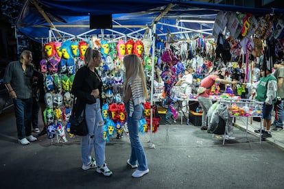 Turistas observan máscaras afuera de la Arena Ciudad de México.