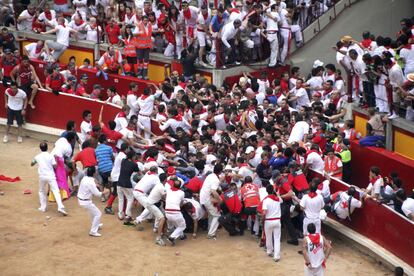 En al imagen el montón de mozos que se origino, en la puerta de entrada a la plaza, antes de llegar los toros en el septimo encierro de San Fermín.