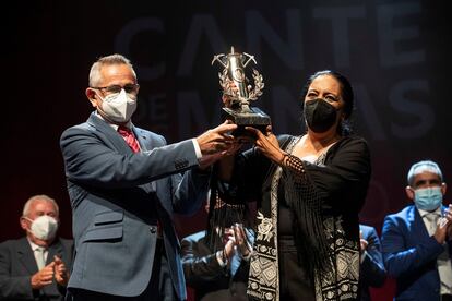 El alcalde de La Unión, Pedro López Milán, entrega la Lámpara Minera a Amparo Heredia Reyes, 'La Repompilla', en la final del concurso de la 60ª edición del Festival Internacional del Cante de las Minas, este sábado en La Unión.