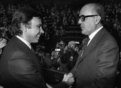 El ex presidente del Gobierno Leopoldo Calvo Sotelo felicita al candidato socialista a la Presidencia del Gobierno, Felipe González, tras obtener este la confianza del Congreso de los Diputados en la votación de investidura, el 1 de diciembre de 1982.