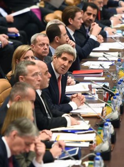 El secretario de Estado de EE UU John Kerry en la reunión de 60 miembros de países de la coalición en la sede de la OTAN, en Bruselas.