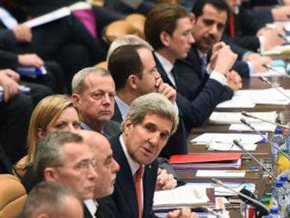 El secretario de Estado de EE UU John Kerry en la reunión de 60 miembros de países de la coalición en la sede de la OTAN, en Bruselas.