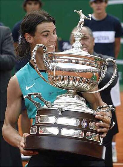 Rafa Nadal posa con el trofeo que le acredita como ganador del Godó 2007.