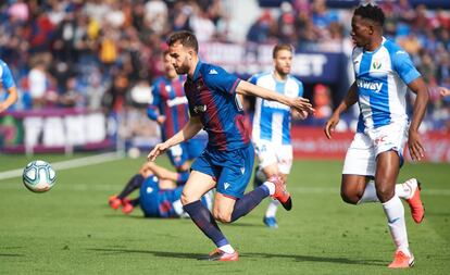 Mayoral trata de alcanzar el balón ante Omeruo.
