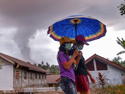 Erupción del volcán Sotupan en Minahasa, en Indonesia.