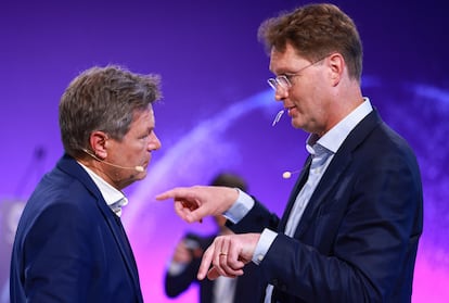 El ministro alemán de Economía y Clima, Robert Habeck (izquierda) y el CEO de Mercedes Benz, Ola Kaellenius, en el foro Diálogo Global Berlín, el 2 de octubre.