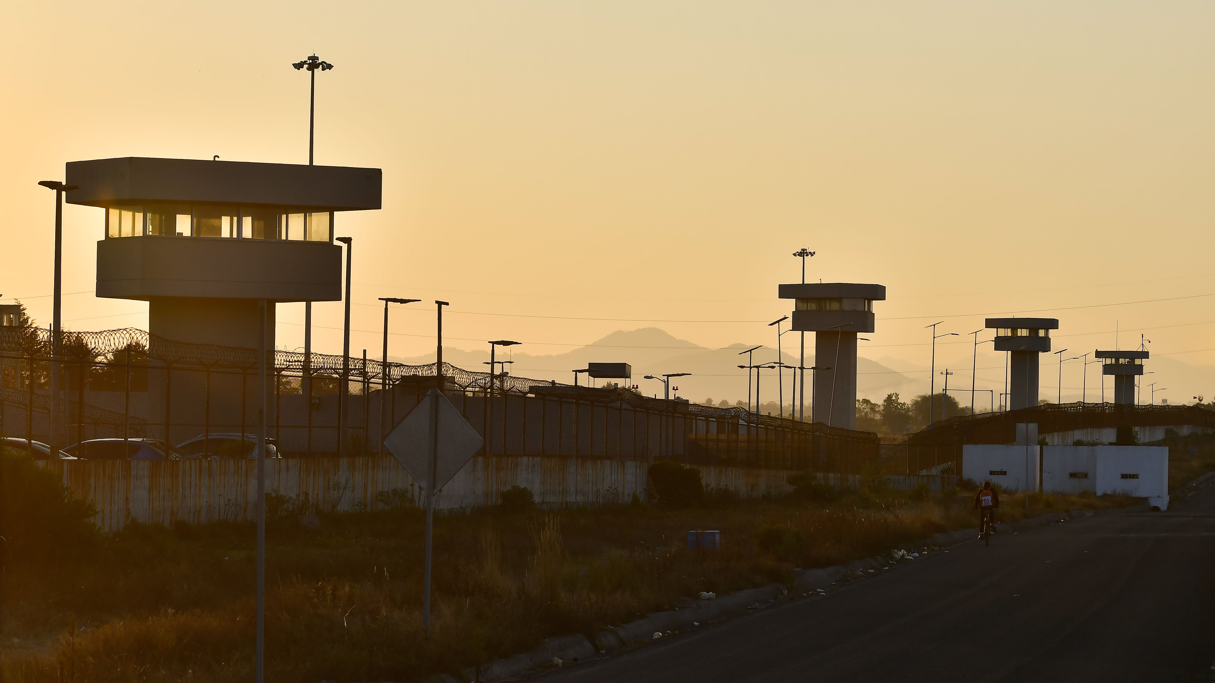 Estados Unidos transfiere a México a 14 mexicanos presos por narcomenudeo