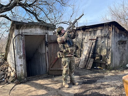 Oleksii, uno de los miembros de la unidad de reconocimiento aéreo OCHI, que trabaja con sus drones en el frente de Bajmut, apunta con su fusil a un dron ruso. 