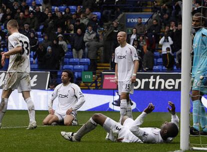 Los jugadores del Bolton se muestran abatidos tras el último gol del Arsenal.