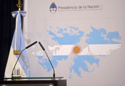 Las islas Malvinas con la bandera argentina pintada en el fondo.