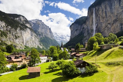 Viajar al <a href="http://www.stechelberg.ch/index.php?id=1&L=1" target="_blank">valle de Lauterbrunnen</a> es hacerlo en el tiempo, retrocediendo varios siglos. Este valle ocupa un pedazo de tierra de esplendoroso verdor en la región alta del cantón suizo de Berna. donde todavía las cabras montesas y los rebecos saltan por las rocas, las cascadas murmuran y el canto de los pájaros se escucha cristalino. Ese regreso al pasado también se hace sentir en el albergue alpino de Obersteinberg, que no dispone de duchas ni de electricidad. La única luz artificial procede de las velas y la comida llega por la montaña a lomos de mulas.