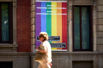 Lona en apoyo del colectivo LGTBIQ+ en la fachada del Parlamento de Navarra.