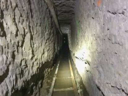 La obra se extiende 1,3 kilómetros bajo la valla desde las afueras de Tijuana hasta San Diego, con raíles, iluminación, ventilación y ascensor