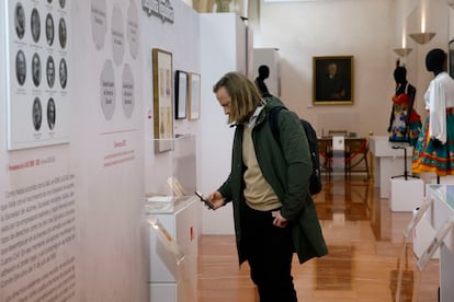 Un hombre visita la exposición 'Ángeles y demonios', este martes en Madrid.