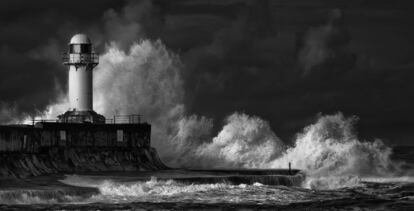 Um vendaval levanta ondas na altura de um farol de Redcar and Cleveland, no norte da Inglaterra.