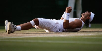 Nadal celebra su victoria ante Federer en la final de Wimbledon, en 2008.