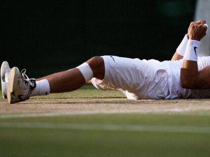 Nadal celebra su victoria ante Federer en la final de Wimbledon, en 2008.
