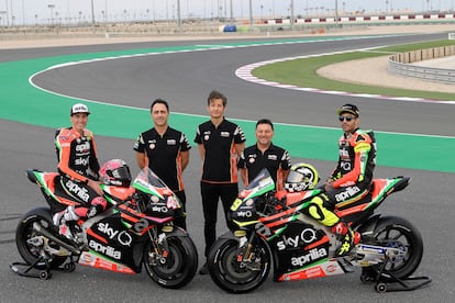 Aleix Espargaró (izquierda) y Romano Albesiano (centro-izquierda) con el equipo Aprilia en la temporada 2019.