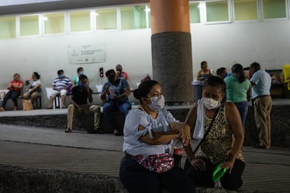 Un grupo de personas espera por informes de sus familiares en las afueras del Hospital Graham de Villahermosa, Tabasco.