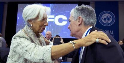 Christine Lagarde, presidenta del BCE, saluda a Jerome Powell en la cumbre anual del FMI de 2019. 