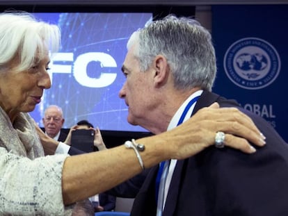 Christine Lagarde, presidenta del BCE, saluda a Jerome Powell en la cumbre anual del FMI de 2019. 