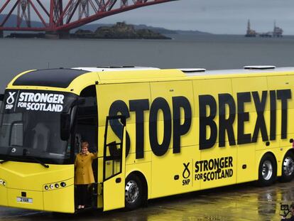 Nicola Sturgeon posa subida al autobús de campaña, ayer en Edimburgo.