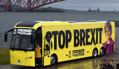 Nicola Sturgeon posa subida al autobús de campaña, ayer en Edimburgo.