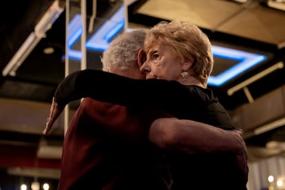 Cada pareja se abraza distinto, baila a su ritmo, pero todas circulan por la pista en dirección contraria a las agujas del reloj.