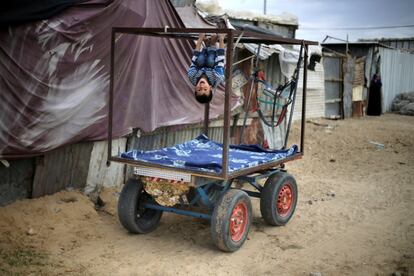 Un niño palestino juega en un carro fuera de la casa de su familia en Khan Younis, al sur de la Franja de Gaza.
