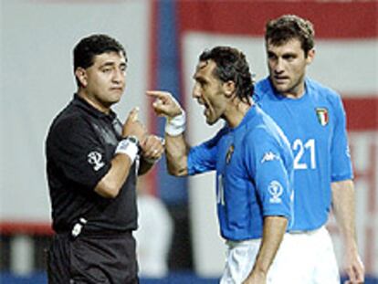 Los futbolistas italianos Di Livio (centro) y Vieri increpan a Byron Moreno durante el pasado Mundial. PLANO MEDIO - ESCENA