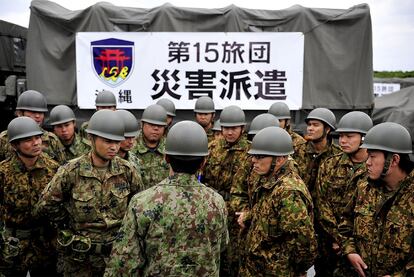 La 15ª Brigada de las Fuerzas Armadas japonesas se reunen en la base de Kadena antes de partir para trabajar en las zonas más afectadas por el terremoto.