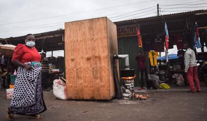 Una de las cabinas instaladas en plena calle en la capital de Tanzania.