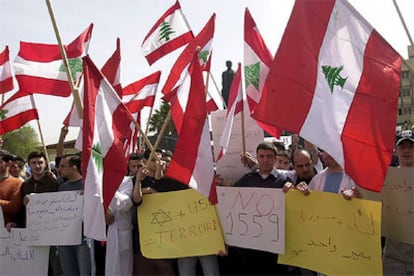 Unos 200 universitarios libaneses realizan una sentada para protestar contra la resolución 1.559 de Naciones Unidas.