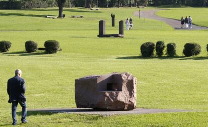 Paseantes en los exteriores del Chillida-Leku, la semana pasada en un seminario sobre el artista.