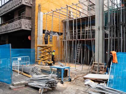 Obras de construcción de pisos en el barrio de Chamberí, en Madrid.