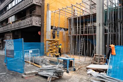 Obras de construcción de pisos en el barrio de Chamberí, en Madrid.