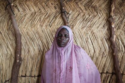 Una mujer espera en una de las clínicas de nutrición de Unicef, en el asentamiento de Muna, que alberga casi 16.000 desplazados en las afueras de Maiduguri capital del estado de Borno, Nigeria.