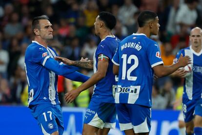 El delantero del Alavés Kike García (i) celebra su gol durante el encuentro correspondiente a la séptima jornada de LaLiga que Real Madrid y Deportivo Alavés disputan hoy martes en el Bernabéu.