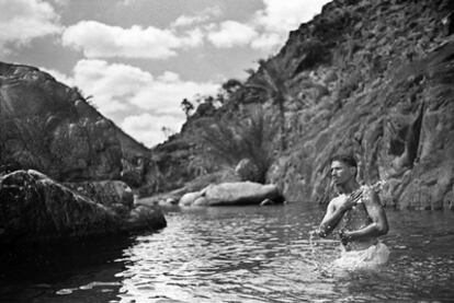 El baño de Abdelwahab Abdala, nieto del último sultán de Socotra.