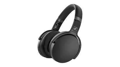 Auriculares para viajar sobre fondo blanco.