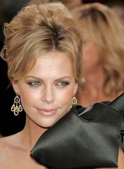 La actriz ganadora de un Oscar Charlize Theron ha sido demandada por una relojería suiza por romper un contrato de exclusividad. A Theron, de 31 años, se le acusa de utilizar relojes de compañías competidoras de la suiza Raymond Weil que la ha demandado por aparecer en actos públicos con piezas de Dior y Montblanc, en violación de su trato "lucrativo".