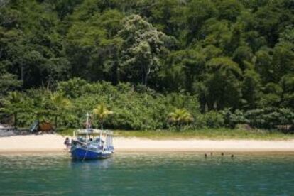 Bañistas en playa Vermelha, cerca de Paraty (Brasil).