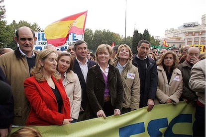 De izquierda a derecha, Ignacio Astarloa, Ana Pastor, Elvira Martínez, Ángel Acebes, Pilar del Castillo, Esperanza Aguirre, Eduardo Zaplana y Ana Botella.