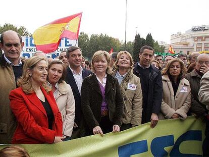 De izquierda a derecha, Ignacio Astarloa, Ana Pastor, Elvira Martínez, Ángel Acebes, Pilar del Castillo, Esperanza Aguirre, Eduardo Zaplana y Ana Botella.