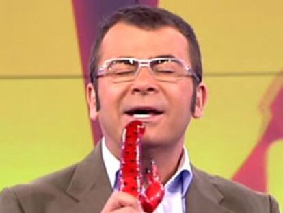 Jorge Javier Vázquez, presentador de 'Sálvame', con un juguete sexual en la mano.