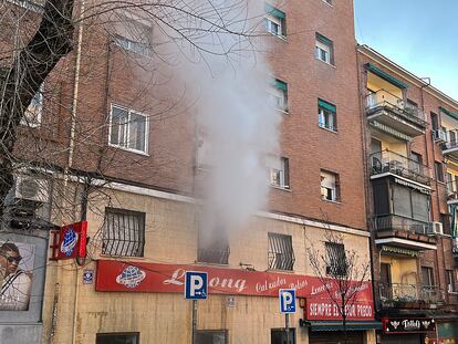 Incendio de una vivienda en la calle Alcalá 328, este sábado.