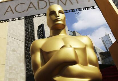 Una de las estatuas de los Oscar, a la puerta del teatro Dolby.
