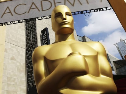 Una de las estatuas de los Oscar, a la puerta del teatro Dolby.