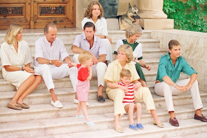 Carlos y Diana eran invitados habituales de la familia real española en Marivent. Aquí están todos juntos y felices en las escaleras de entrada en el verano de 1987.