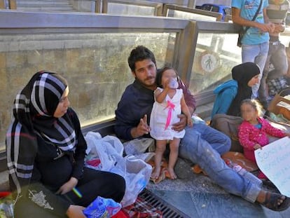 Varios refugiados sirios, acampados en Ceuta.